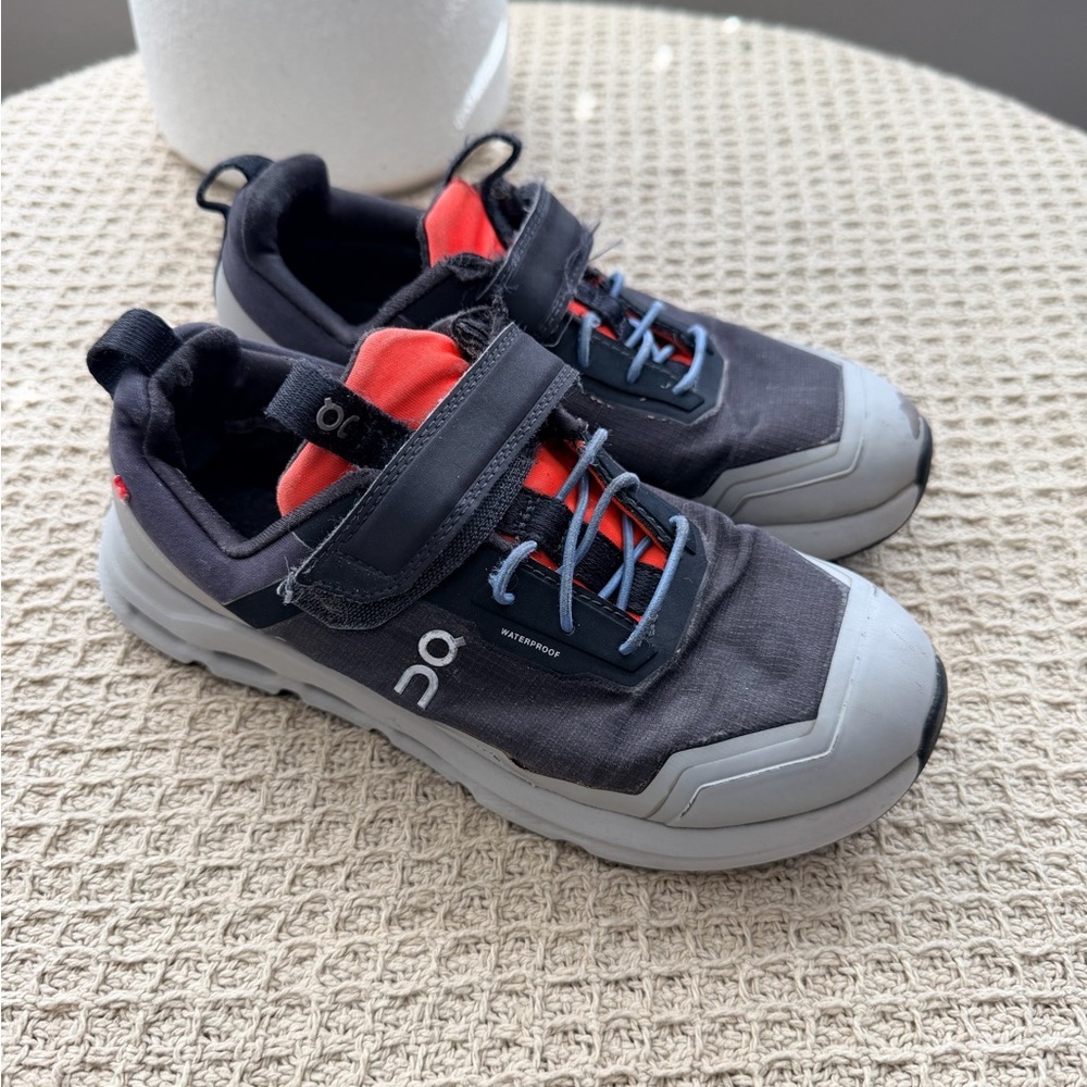 On Running Sneakers in Gray and black